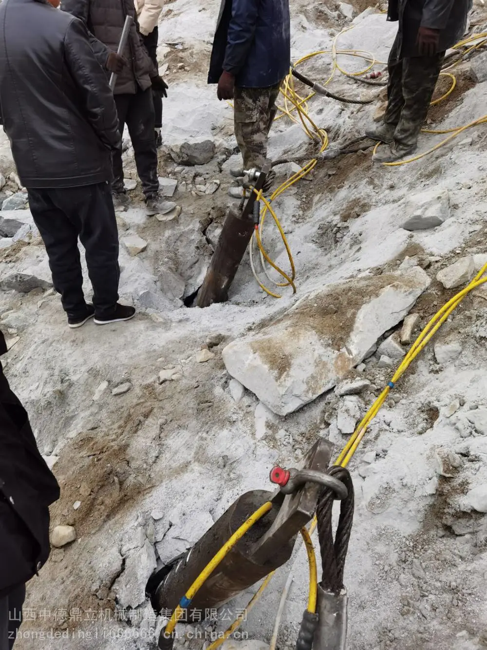 青海海西无声爆破岩石劈裂机石材厂破碎硬石分裂机怎么卖