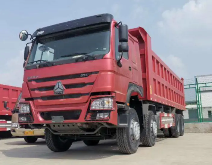 中国重汽 8X4驱动 371马力7.8米车厢 出口版 豪沃自卸车