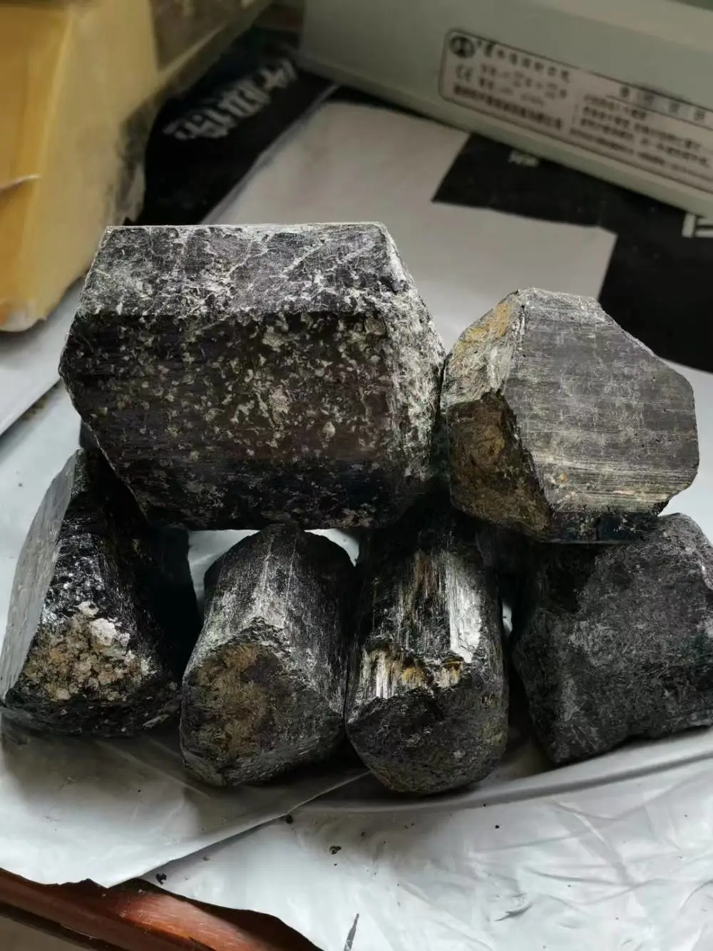 黑碧玺碎石黑色电气石碎料批发黑色原矿托玛琳鱼缸石