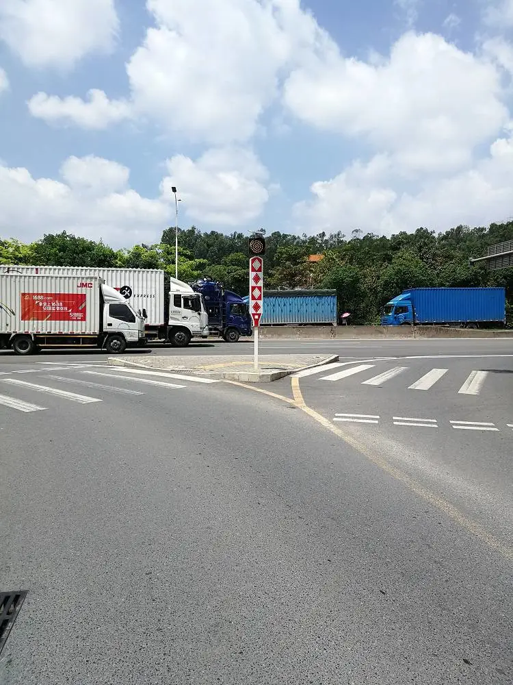 杭州太阳能发光警示柱交替频闪效果好 安全岛匝道警示柱投射距离远