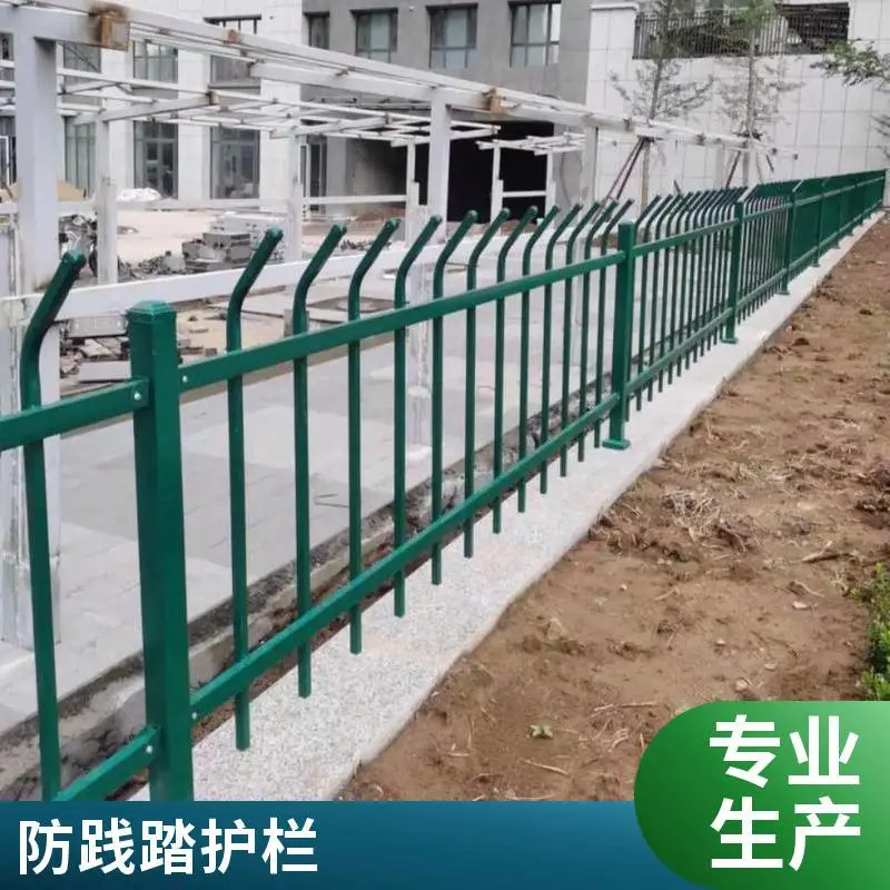 群恒 锌钢草坪护栏 可定制厚度尺寸颜色 焊接牢固 发货快