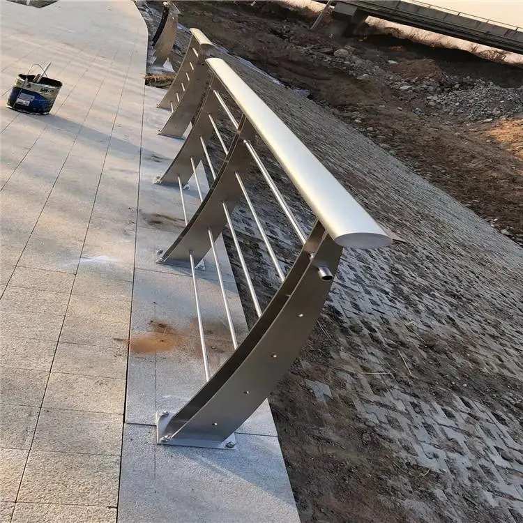 道路防护 316不锈楼梯立柱 楼梯扶手不锈钢立柱厂家 没有中间商