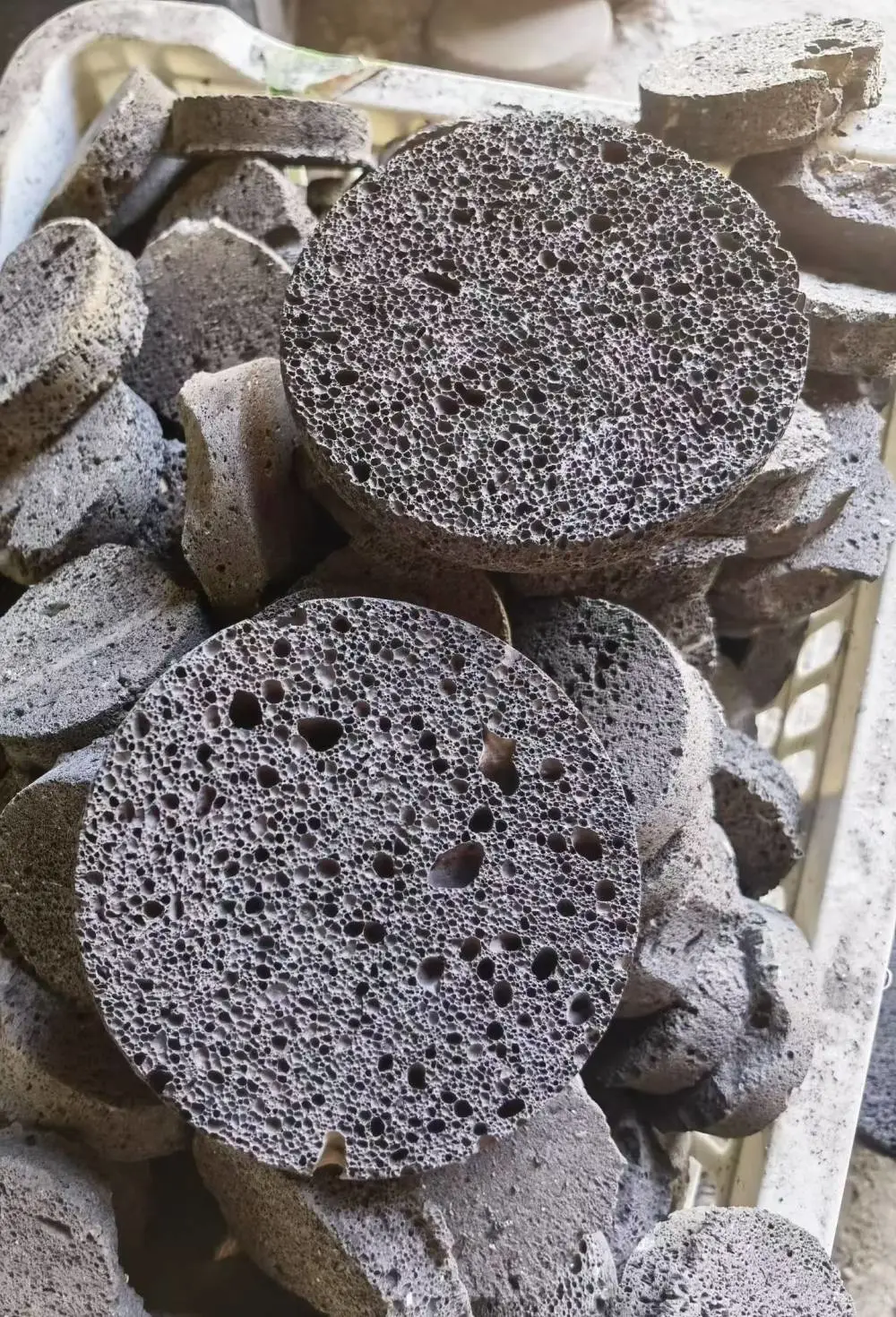 黑色红色火山岩切片圆形火山石板别墅造景文化石墙园林景区绿化