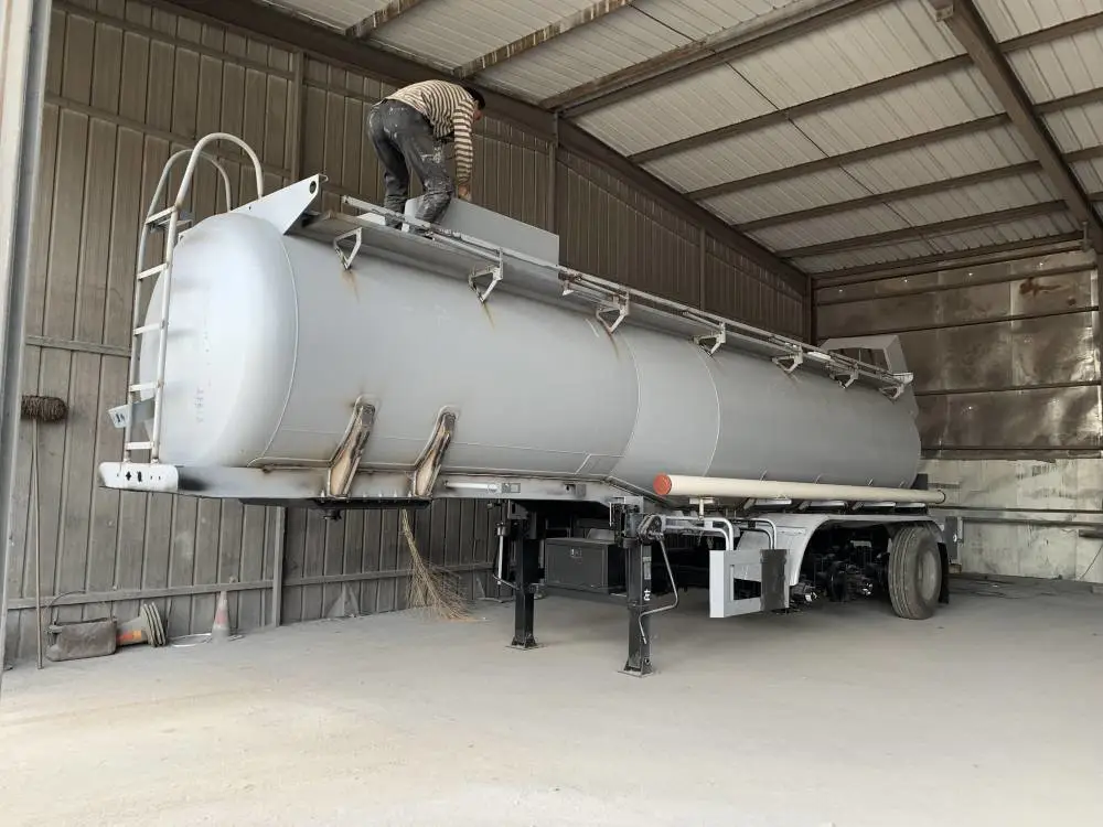 空气悬挂危险品半挂车,钢衬塑罐车 内滚塑罐车在线报价