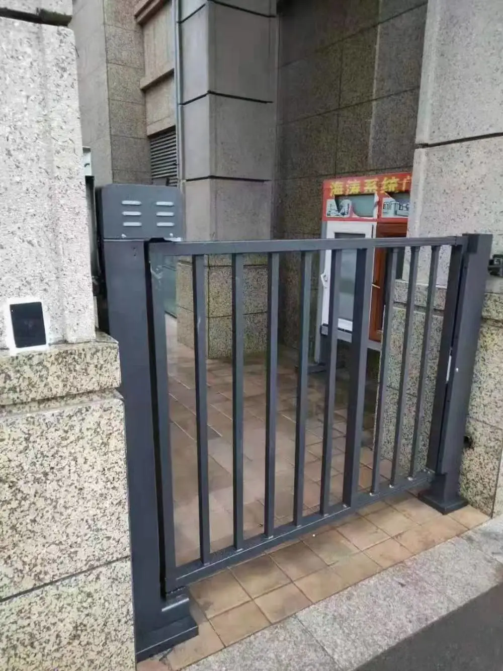 兴城市栅栏道闸安装车牌识别起落杆人脸识别栅栏广告门批发厂家