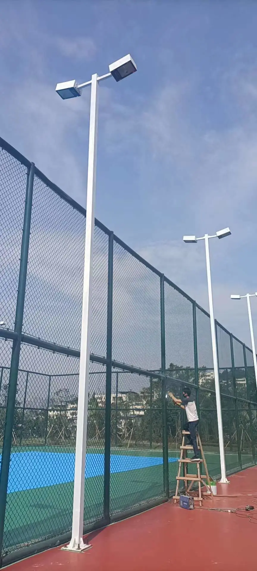 桂林灵川新农村太阳能路灯足球场照明投光灯多款造型
