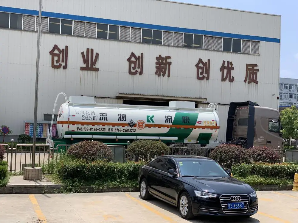 新国标8类危险品罐车,钢衬塑罐车 内滚塑罐车在线报价