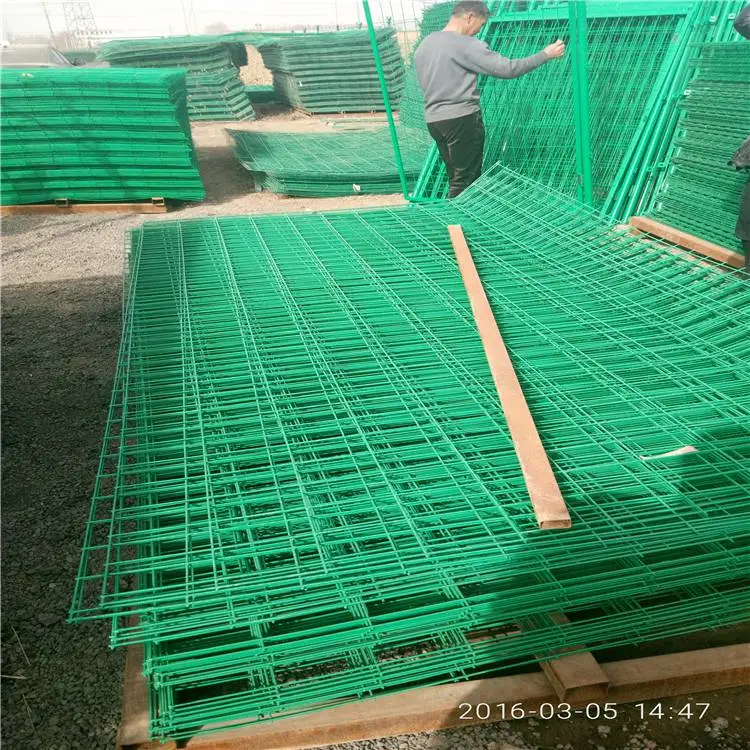 金属护栏网浸塑护栏体育围网铁丝隔离网