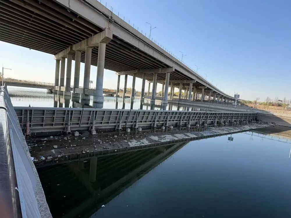 景观液压钢坝 河道20米*3底横轴旋转驱动翻板闸门