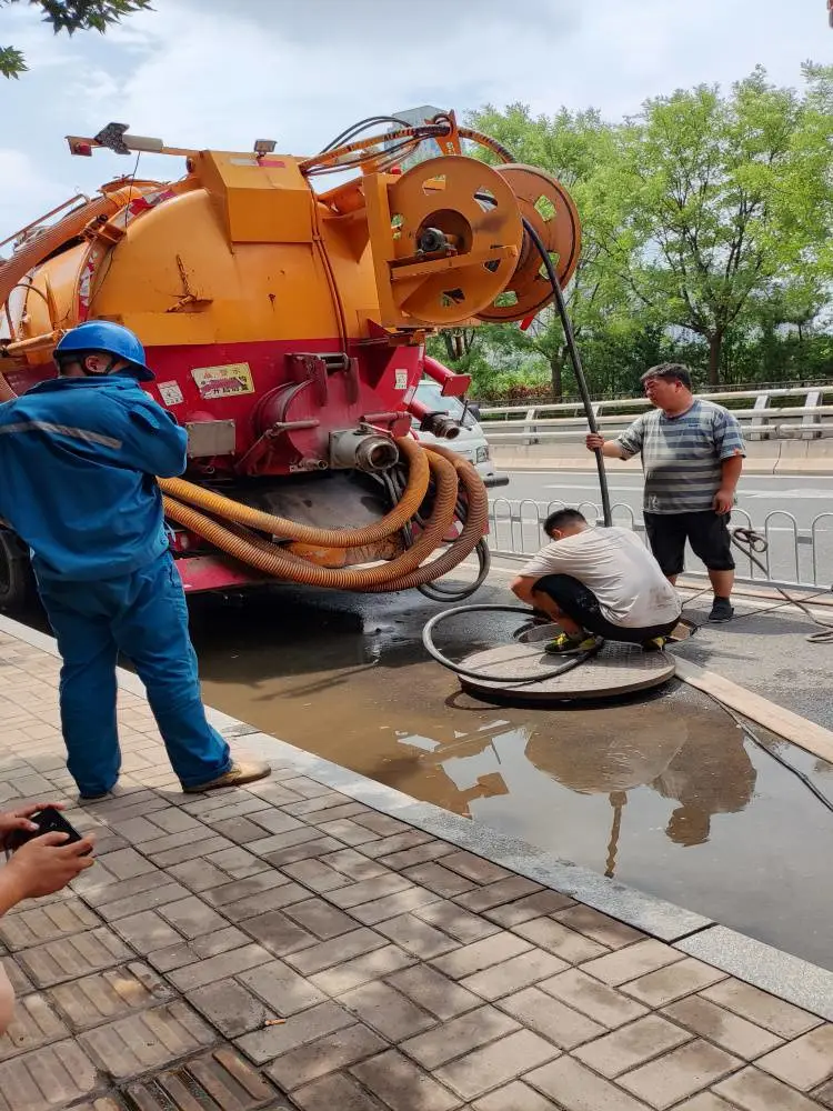 太 原市附近工地抽泥浆抽污水 高压清洗疏通管道 清理化粪池抽粪电话