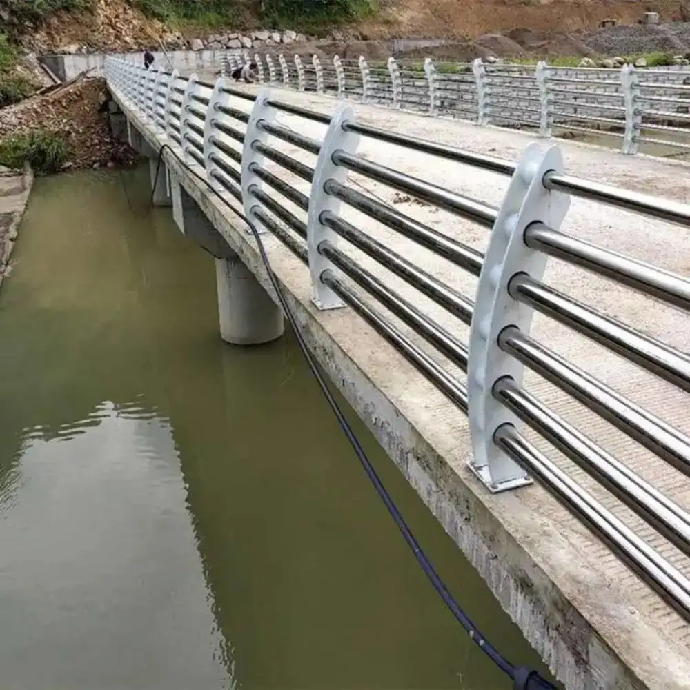 镀锌喷塑公路桥梁护栏坚固耐用定制加工龙邦交通设施