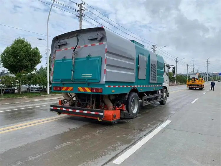 淄博负压吸尘车 进口山猫清扫车 杭州电动扫地车价格行情