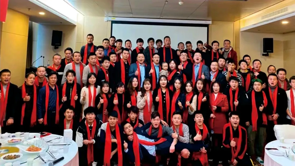 西安宇龙广告源头加工厂-巨幅户外***、浮雕打印、异形/炫彩灯箱、太空板美陈造型