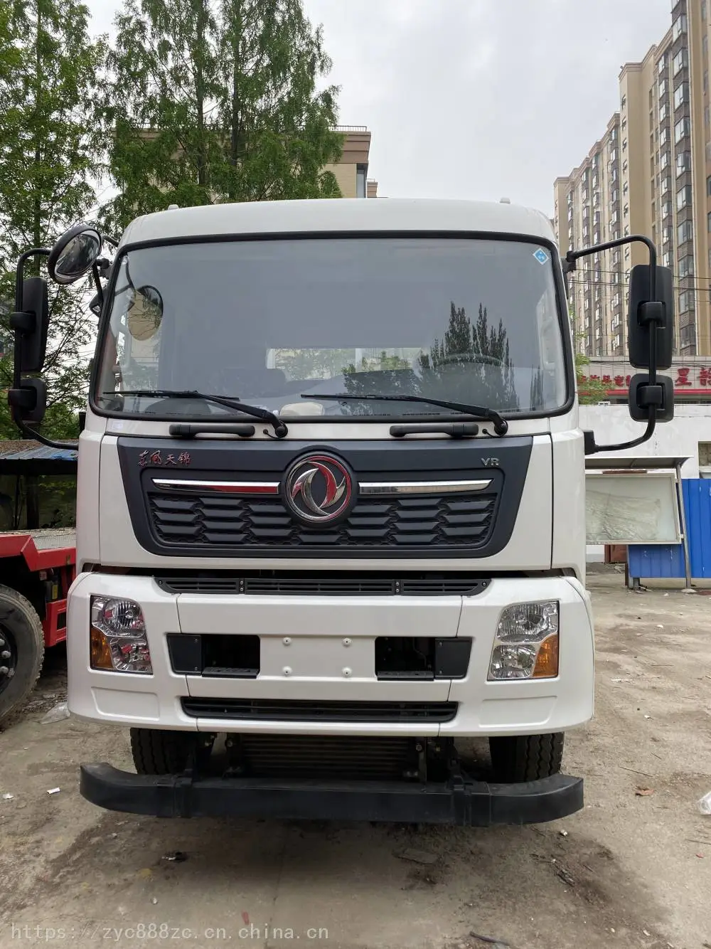 国六东风天锦后八轮挖机拖车