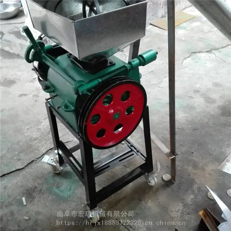 淮南小型黄豆挤扁机花生破碎机对辊冰糖粉碎机花生压碎机