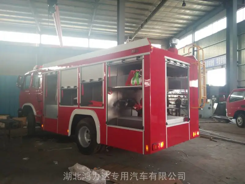 上海东风153型抢险消防车奔赴灾区执行紧急救援任务