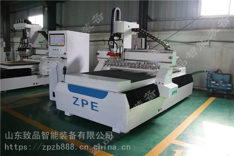辽宁一台1325木工自动换刀加工中心多少钱，橱柜门板加工中心价格