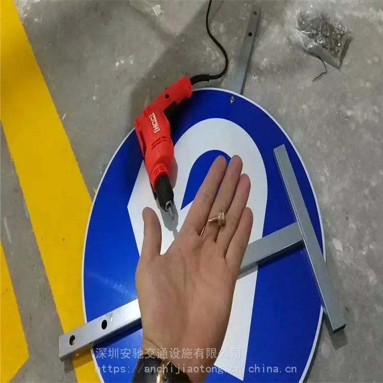 深圳反光标牌安装施工队悬牌安装吊架600*300 停车场车位标识牌