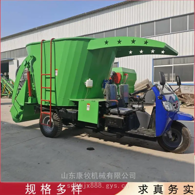 柴油7立方撒料车 全日粮抛撒机 自走式饲喂牛羊添草机