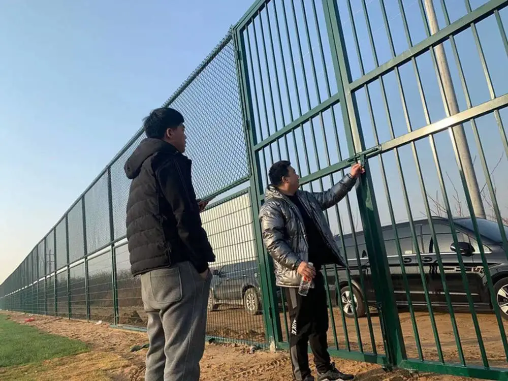 北海海城车间隔离网铁丝网 怎么买哪里买|五人制七人制足球场围网