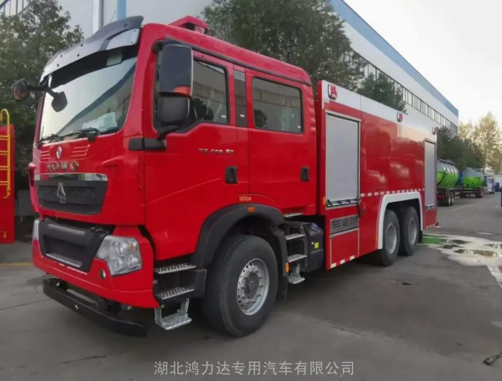 上海东风153型抢险消防车奔赴灾区执行紧急救援任务