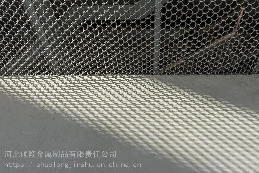 装饰小勾花网的价格 金属网灯饰装修装饰 办公会议隔断金属网帘