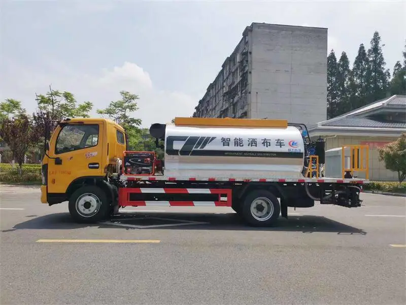 临汾市稀浆封层车现货销售 ***石灰撒布车