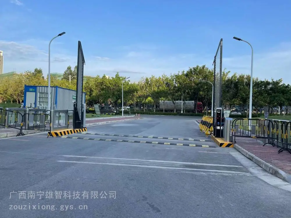 车场管理系统升降柱，车牌识别雄智品牌道闸厂家。