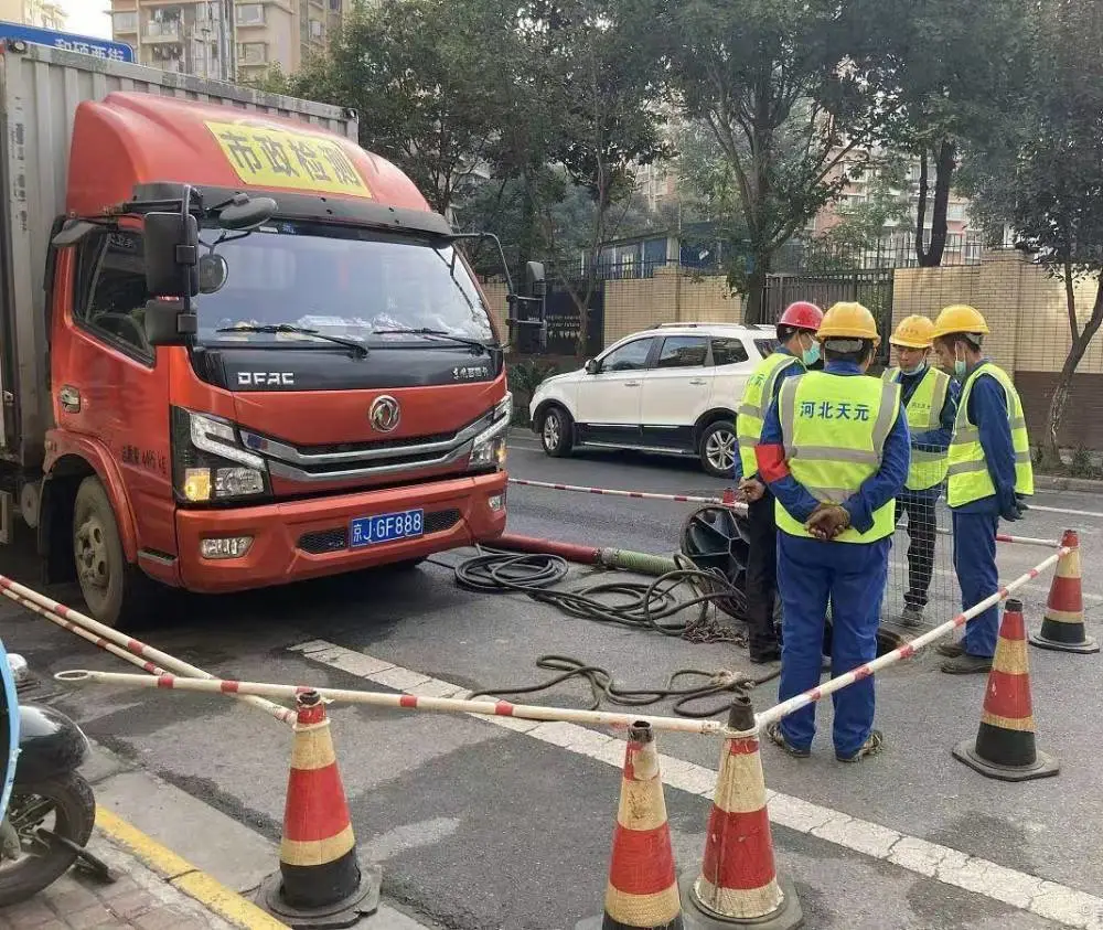 太 原市太 榆路环卫清理化粪池抽粪 清洗疏通下水道 抽污水井