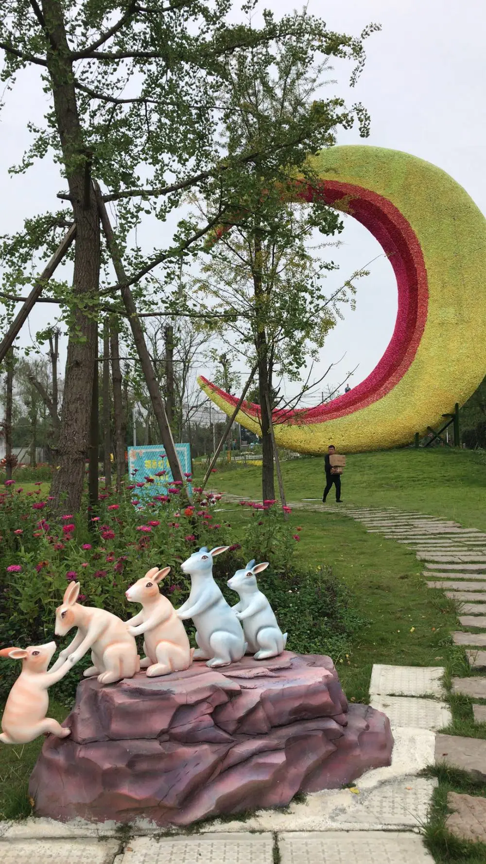 四川广元春节快乐绿雕立体绿雕五色草花坛春节春字造型绿雕