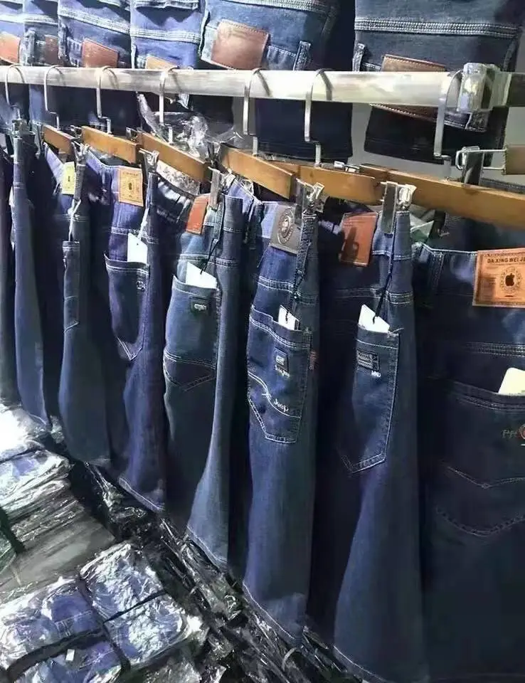 男装牛仔裤批发市场应该怎么拿号夏季牛仔裤尾货泉州市惠安县男装直播牛仔裤中裤货源