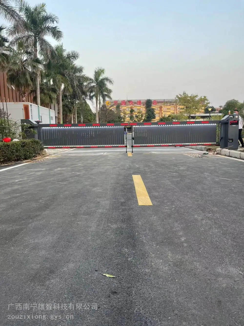 广西防城港小区道闸 一套也批发雄智品牌道闸厂家