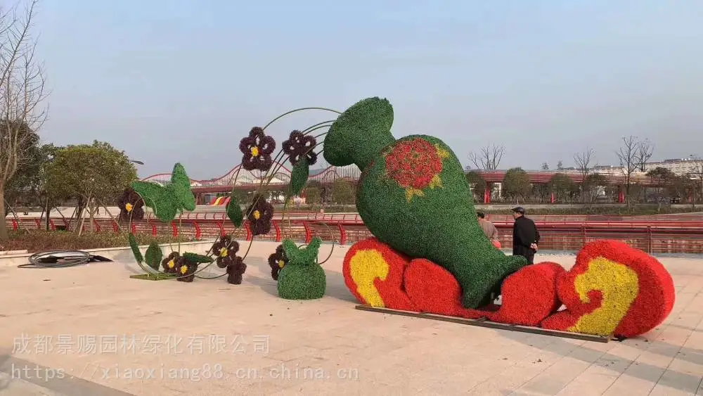 成都市郫都区绿雕制作 ,倾倒的创意花瓶进口草丝制作的仿真绿雕