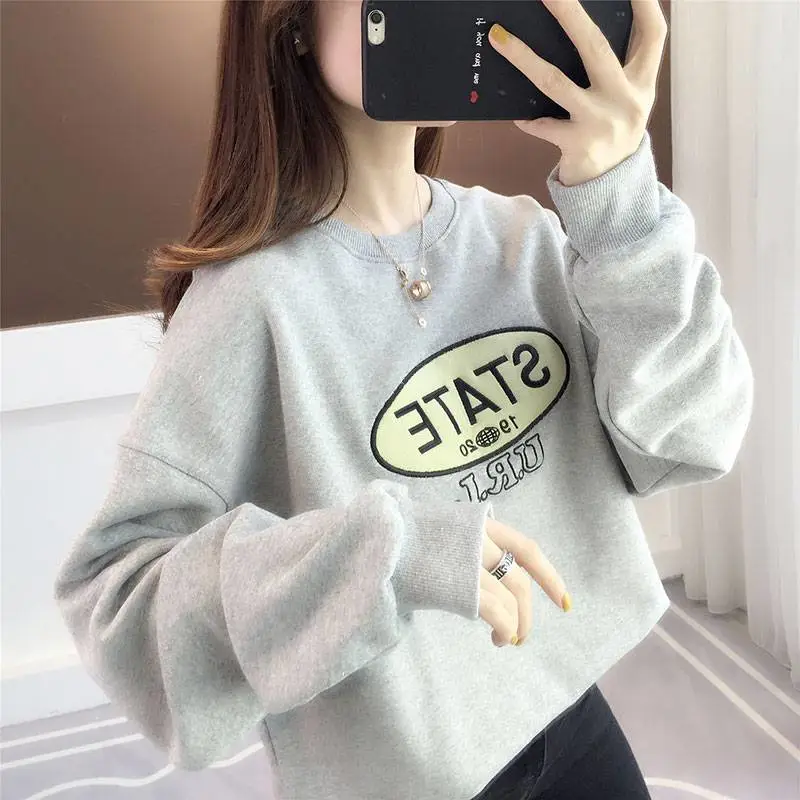 新手批发衣服怎么拿货学院风圆领卫衣女潮ins圆领卫衣地摊批发服装地摊照片