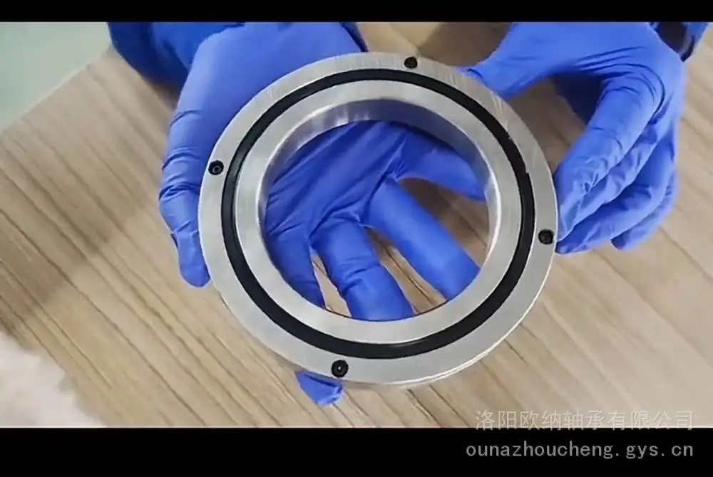 交叉圆柱滚子轴承RB系列内圈整体外圈分体，最适合用于要求内圈旋转精度高的场合RB8016UUCC0P5工厂直销