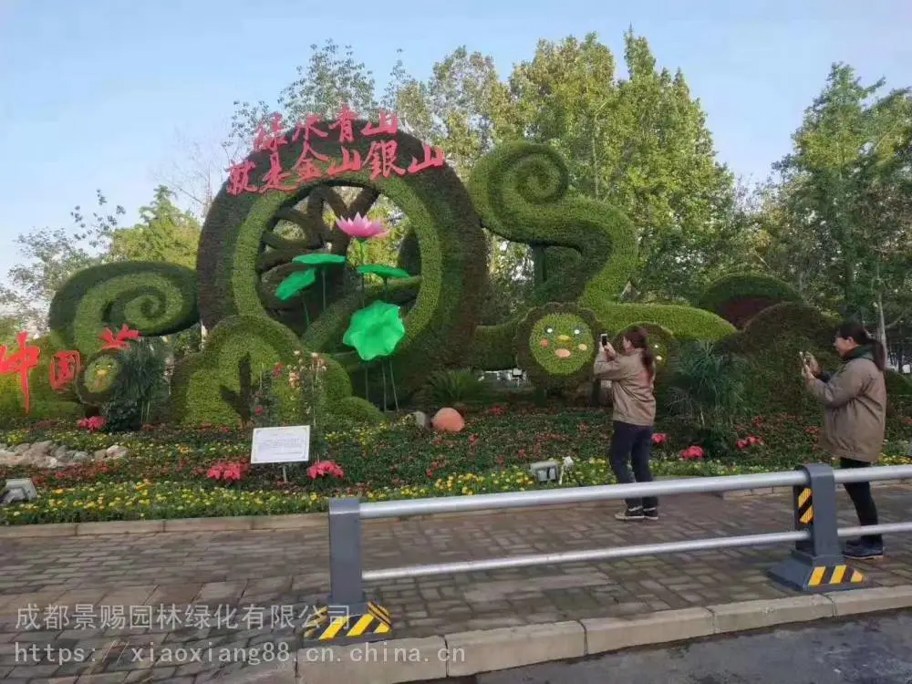 成都市郫都区绿雕制作 ,倾倒的创意花瓶进口草丝制作的仿真绿雕