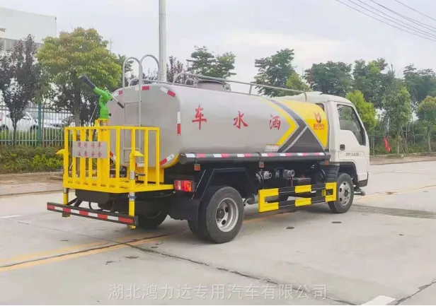 安徽2方洒水车穿梭城市街道为道路降尘保湿守护整洁环境
