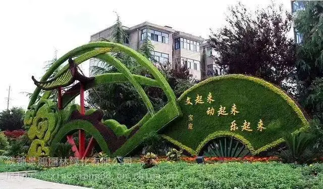 成都市郫都区绿雕制作 ,倾倒的创意花瓶进口草丝制作的仿真绿雕