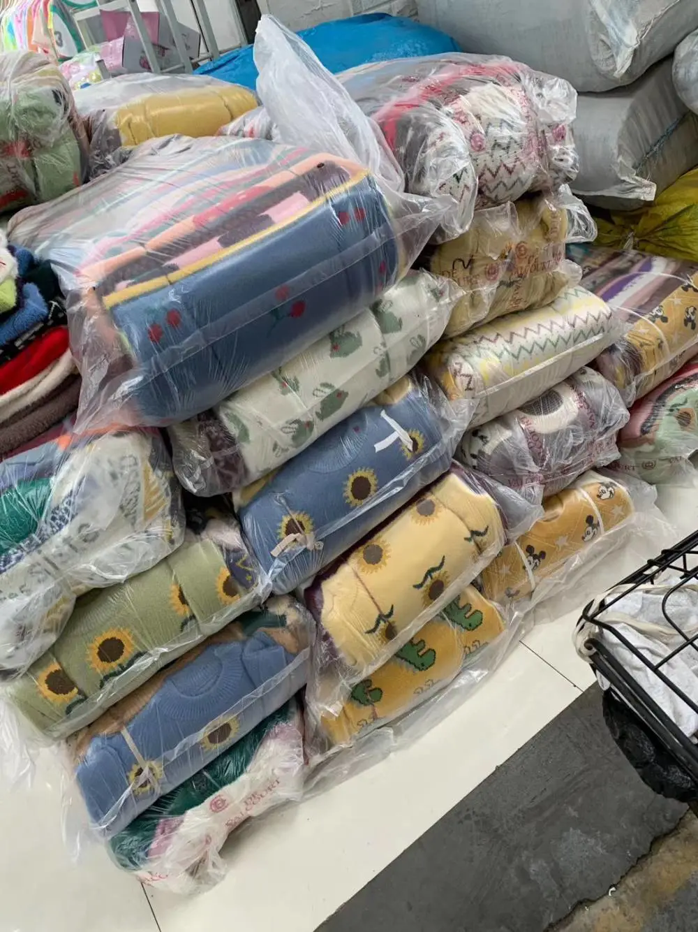 简约童装针织毛衫库存开个卖衣服店进货渠道儿童棉衣外套地摊货源