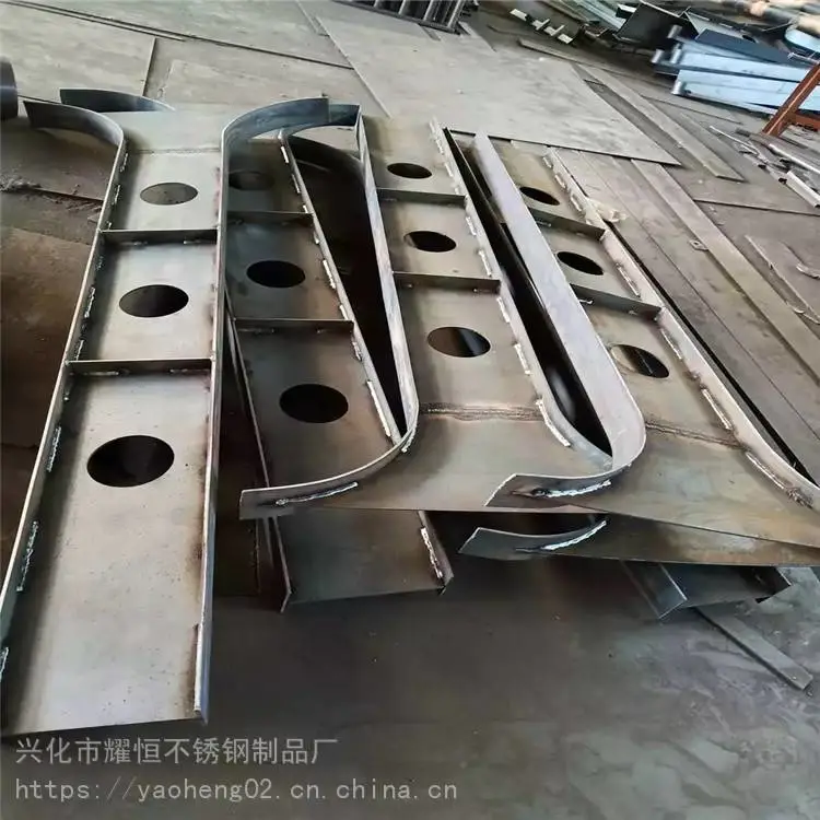泰州 彩钢雨搭 腿支架图片 简易款