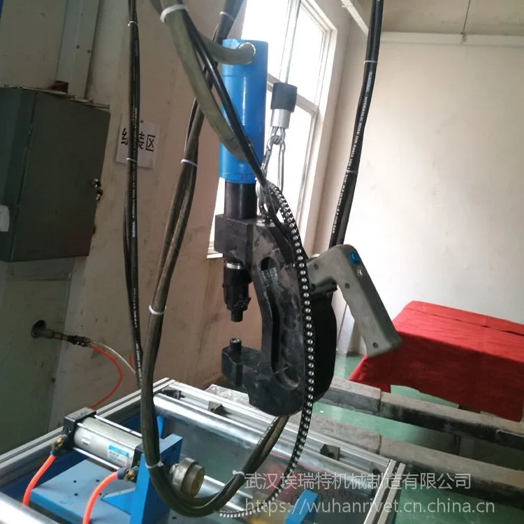 电力母线槽自冲铆接机，密集母线自冲铆钉机，埃瑞特自冲铆枪轻松用，母线槽自冲铆接机生产线