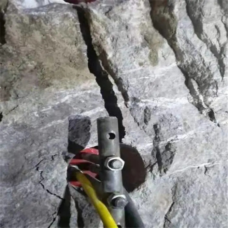 液压开山机A 露天石灰石不用放炮怎么开裂乐山