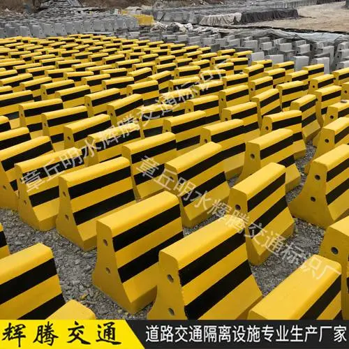济南水泥隔离墩 防撞水泥墩 50*50黄黑色混凝土隔离水泥墩