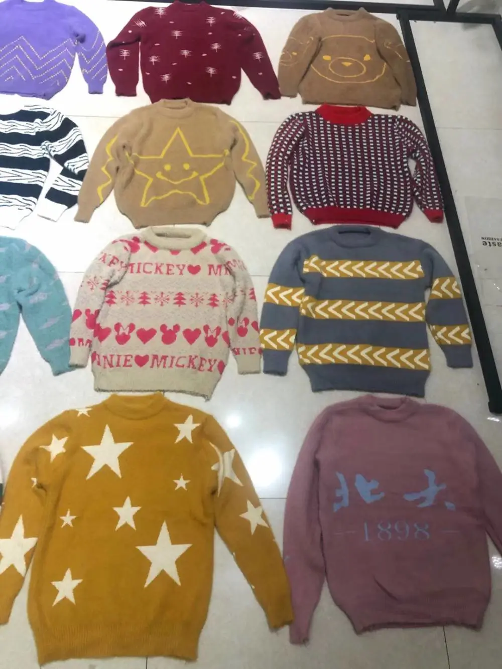 四川甘孜一手衣服简约童装尾货针织衫论斤称童打底针织衣虎门库存服装批发网