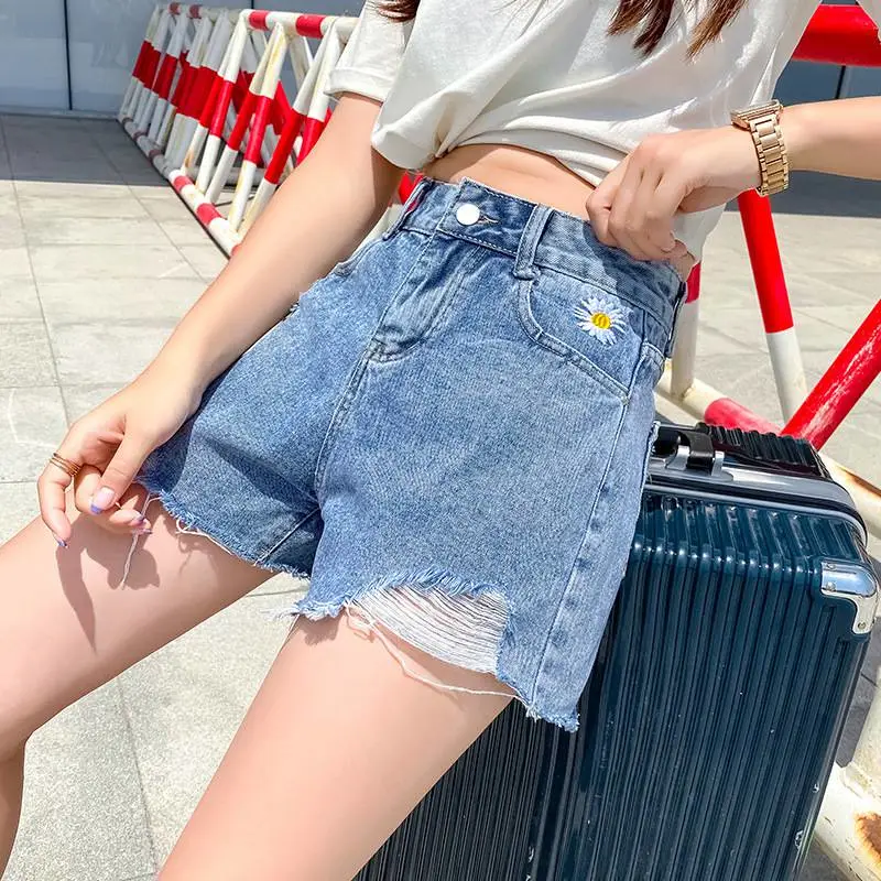 新疆昌吉5元以下服装批发新款短裤女破洞高腰简单牛仔短裤中裤适合女人开的小店