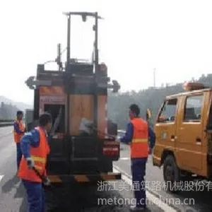 供应热再生路面养护车