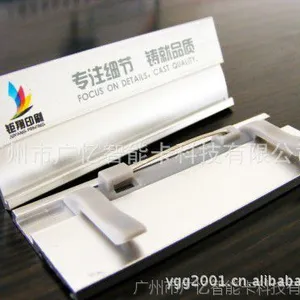 做开槽胸牌可以选择铝合金开槽胸牌,是方便更换的小能手!