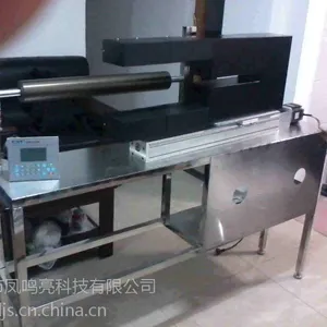 激光精密在线测厚仪是一种采用激光三角原理和CCD光电传感器进行非接触在线动态厚度测量的仪器