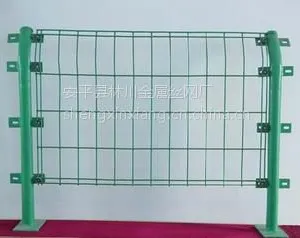 供应宝圣鑫双边丝护栏网 三角折弯护栏网框架网主要用途?