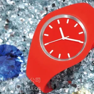 供应供应多颜色OEM塑胶手表 流行实色 透明色 斯沃琪swatch塑胶表